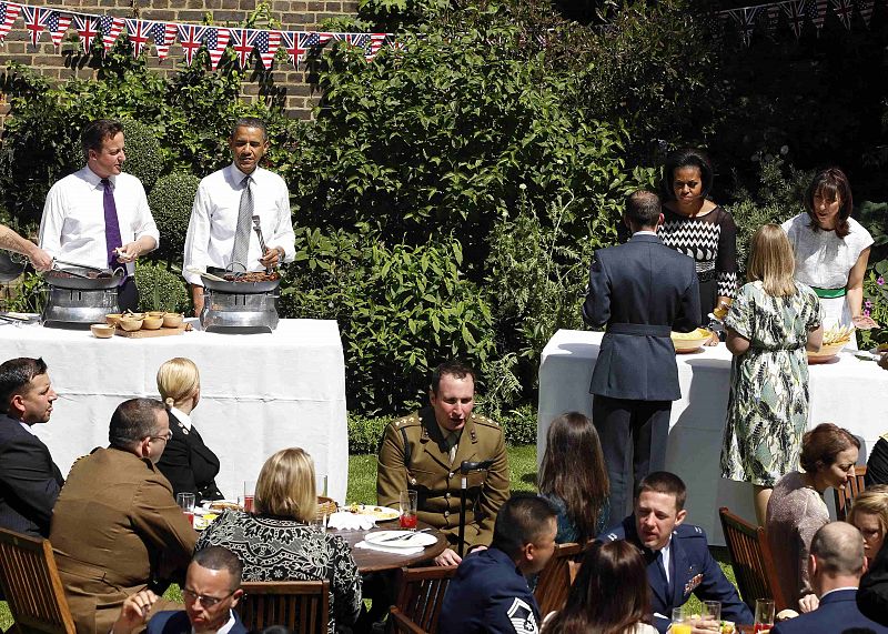 Los Obama y el matrimonio Cameron se han convertido en camareros de un divertido pic-nic en los jardínes de Downing Street.