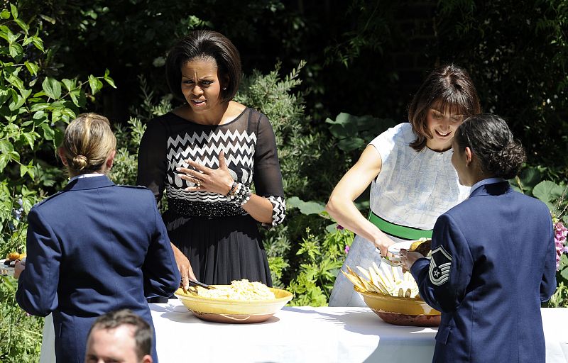 Michelle Obama y Samantha Cameron han sido las encargadas de servir las ensaladas a los militares y a sus familias como muestra de agradecimiento a su dedicación.