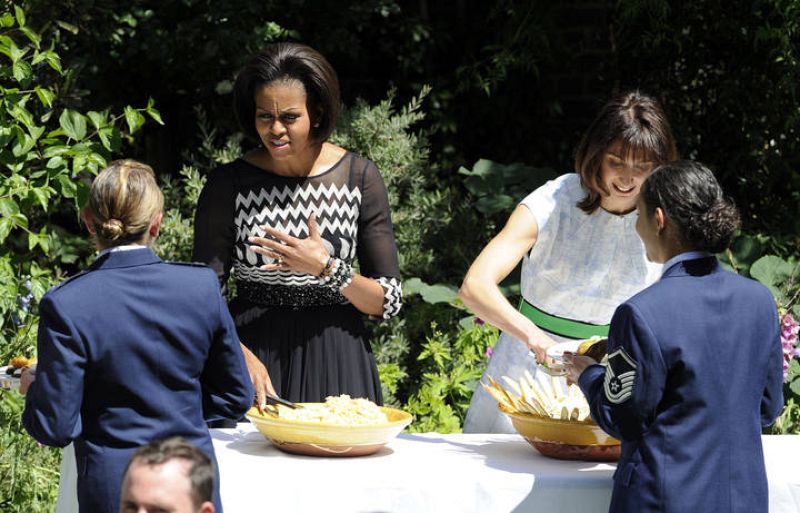  Michelle Obama y Samantha Cameron han sido las encargadas de servir las ensaladas a los militares y a sus familias como muestra de agradecimiento a su dedicación. 
