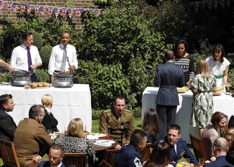 Los Obama y el matrimonio Cameron se han convertido en camareros de un divertido pic-nic en los jardínes de Downing Street. 