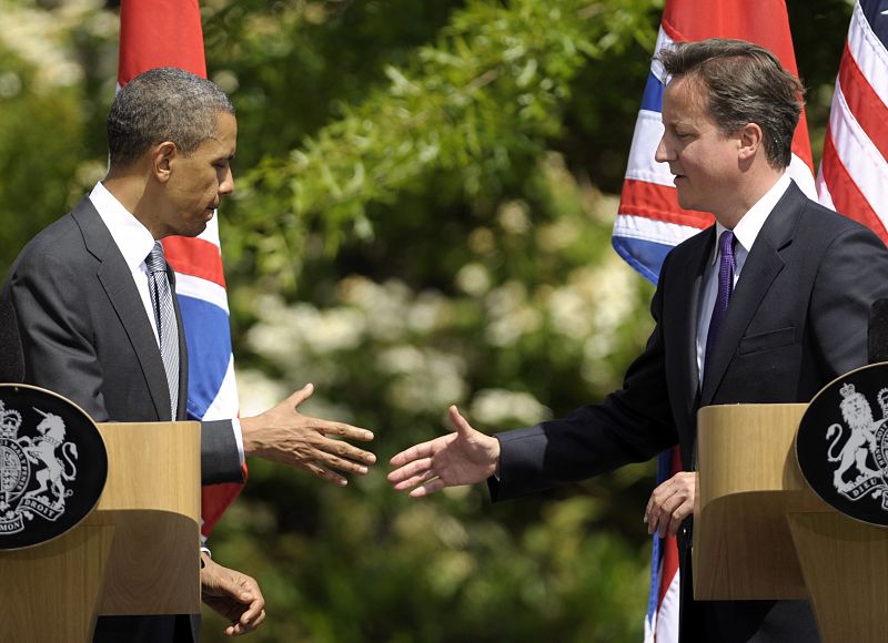Obama y Cameron finalizan su intervención ante la prensa en Londres dándose la mano