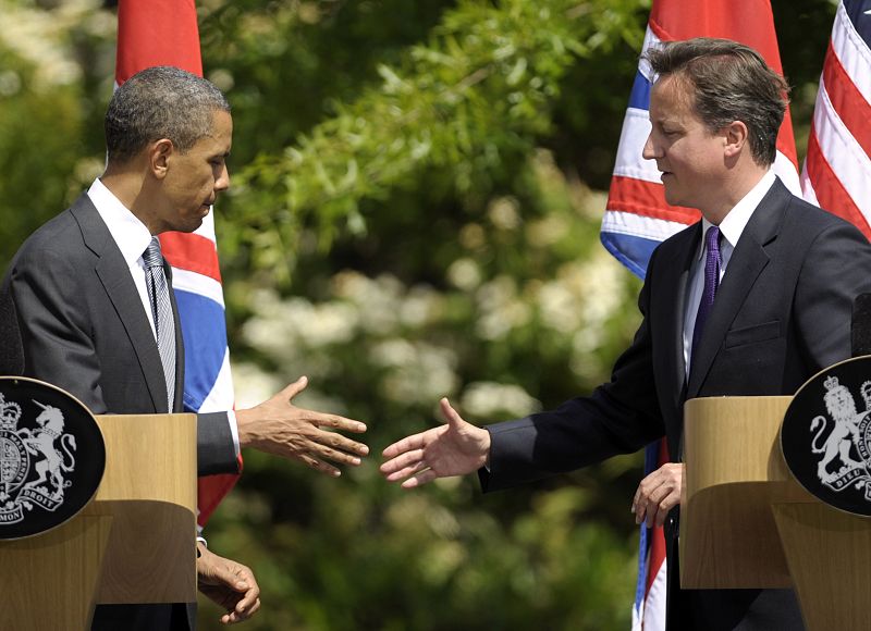 Obama y Cameron finalizan su intervención ante la prensa en Londres dándose la mano