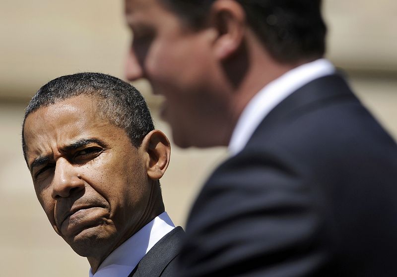 El presidente Obama atiende al primer ministro británico durante la conferencia de prensa que han dado en Londres