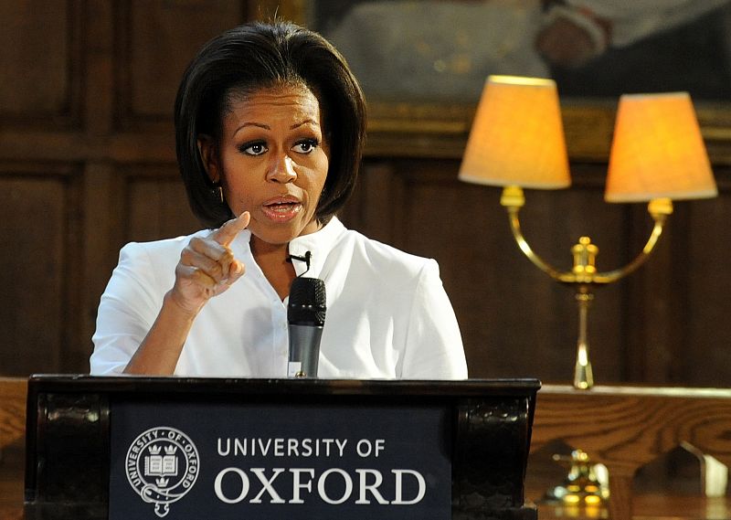 Michelle Obama da un conferencia sobre educación a estudiantes en Oxford