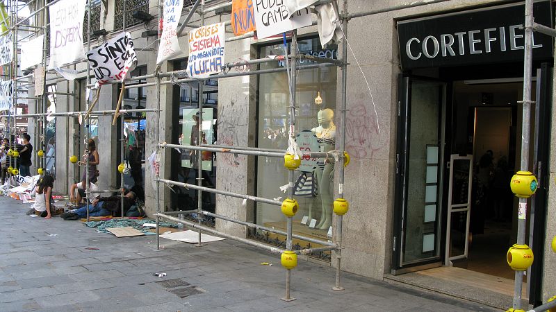 Los escaparates de la calle del Carmen ya no están cubiertos de carteles después de que acampados y comerciantes hayan alcanzado un acuerdo.