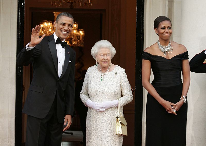 Barack Obama y la primera dama estadounidense, Michelle Obama, posan junto a la reina Isabel II.