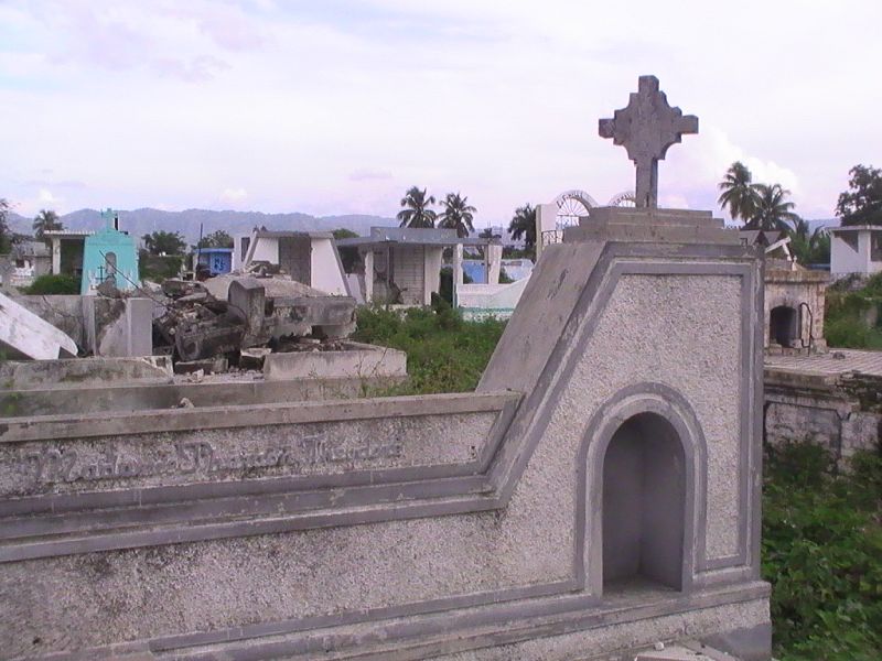 El cementerio de Léogane, destrozado por el terremoto