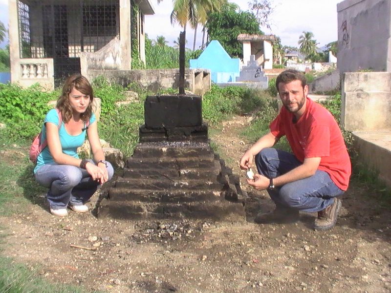Poste de las ofrendas al Barón Samedi en el cementerio