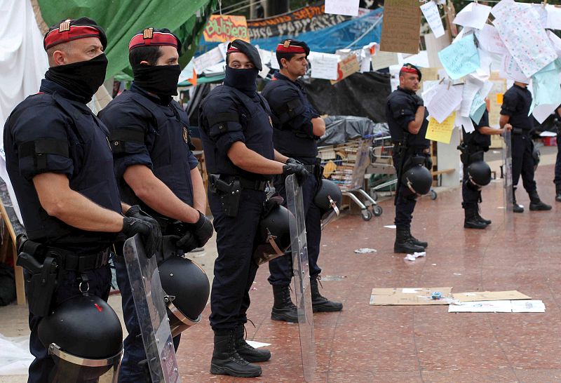 Los Mossos cargan contra los indignados de Plaza Cataluña