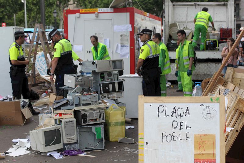 MOSSOS SE DESPLIEGAN EN LA PLAZA DE CATALUÑA PARA RETIRAR OBJETOS Y LIMPIAR LA ZONA