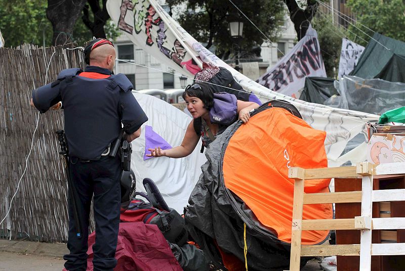MOSSOS SE DESPLIEGAN EN LA PLAZA DE CATALUÑA PARA RETIRAR OBJETOS Y LIMPIAR LA ZONA