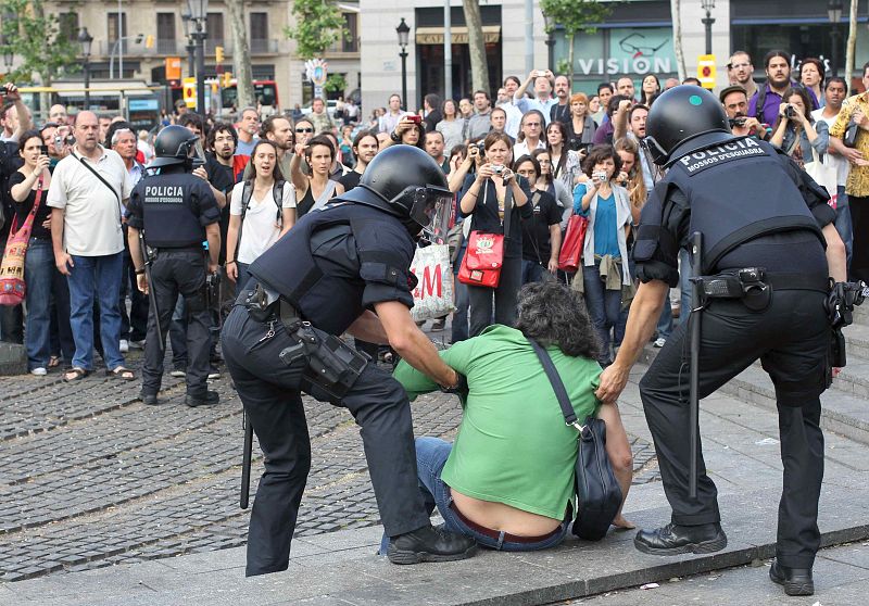 Los Mossos cargan contra los indignados de Plaza Cataluña