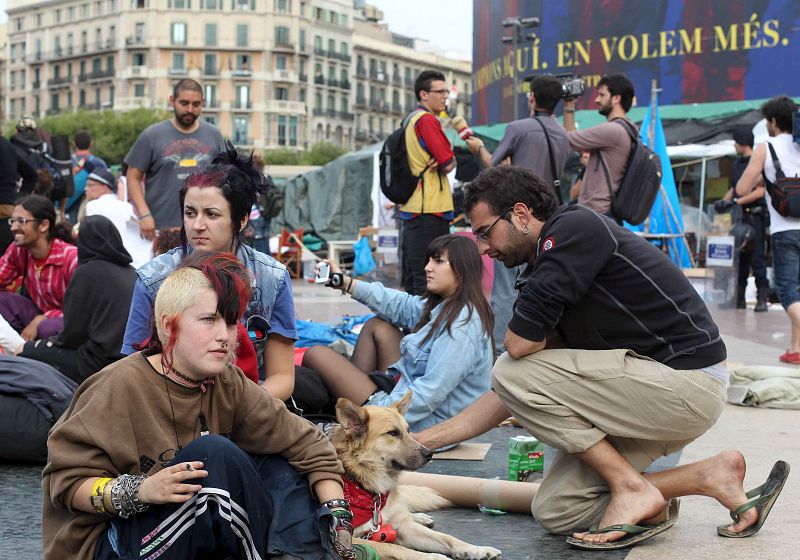 Los Mossos cargan contra los indignados de Plaza Cataluña