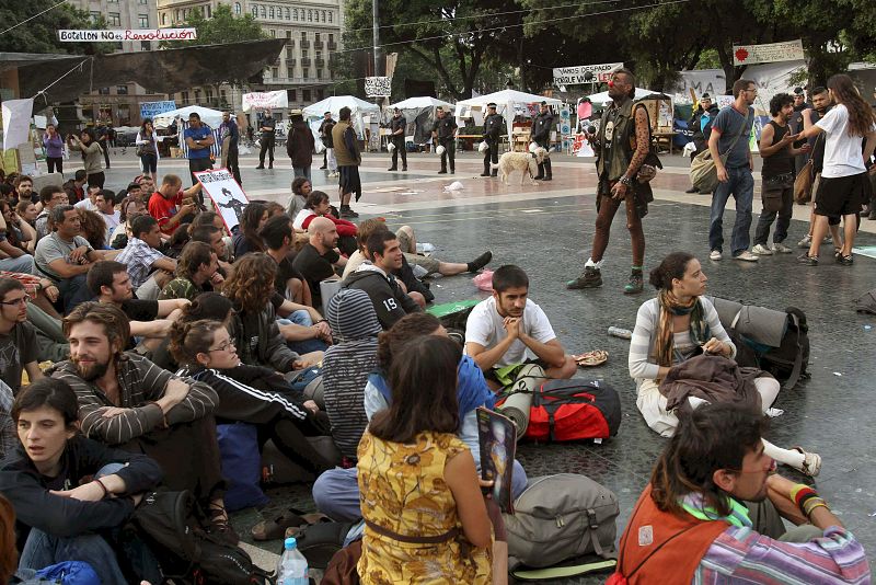 Los Mossos cargan contra los indignados de Plaza Cataluña