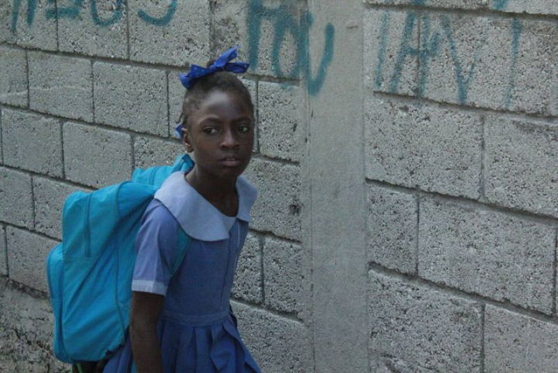 Niña en Puerto Príncipe, Haití. El país tiene un alto nivel de analfabetismo. 