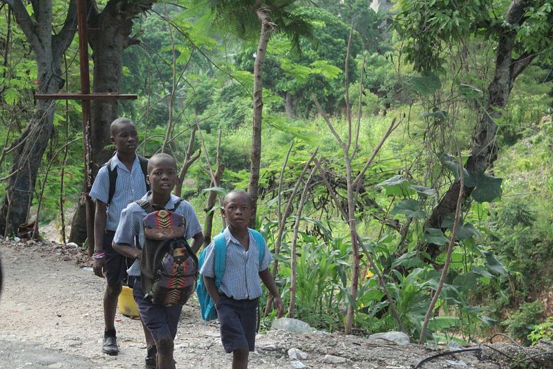 Niños yendo al colegio en Petionville, Puerto Príncipe.