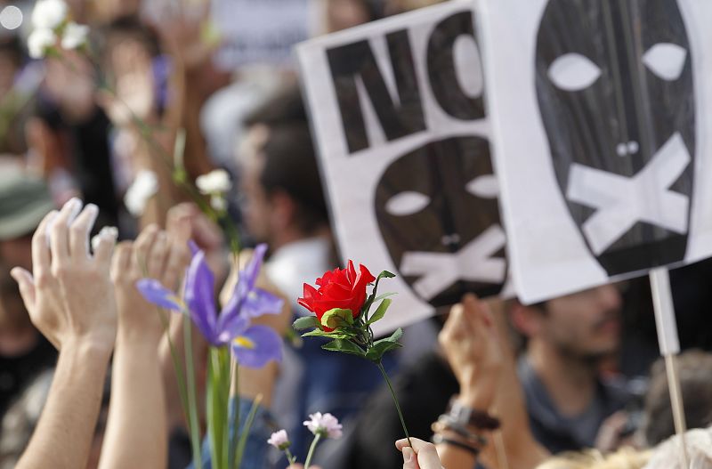 Flores y manos en alto contra los desalojos de Barcelona