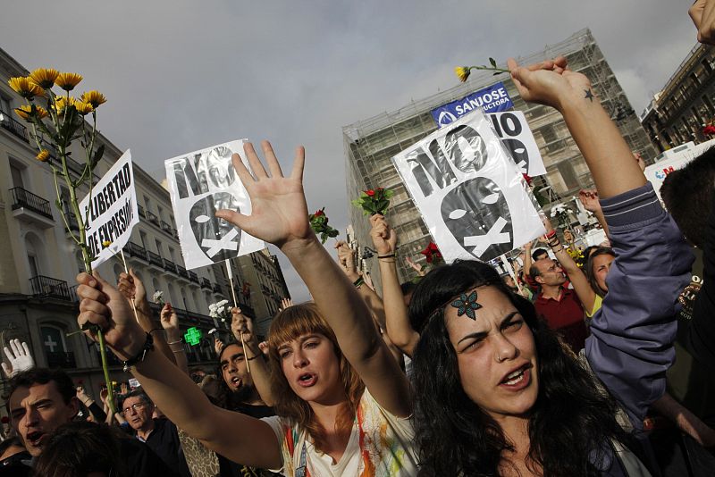 En Sol, cientos de personas han protestado por el desalojo de Barcelona
