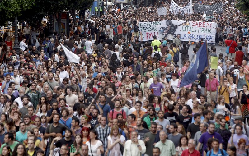 Gran número de personas acompañan a miembros del colectivo de "indignados" del Movimiento 15-M