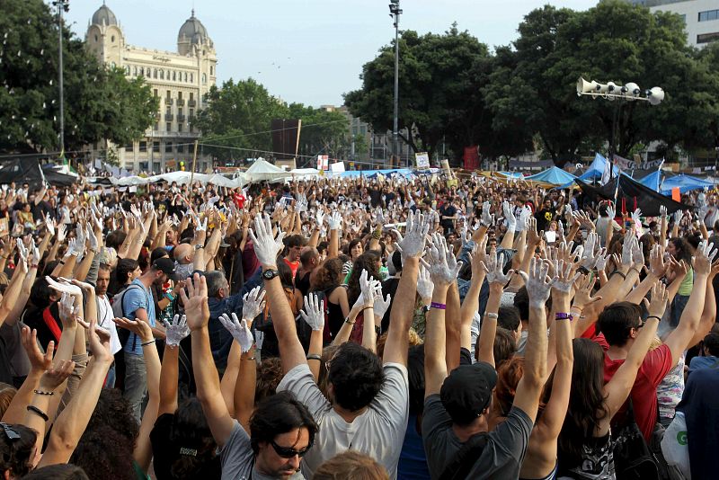 Centenares de personas con las manos blancas, como símbolo de convocatoria pacífica se han concentrado en el centro de la plaza Cataluña de Barcelona