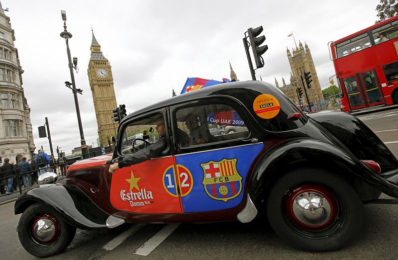 Un taxi con el escudo y los colores del FC Barcelona conduce por las calles de Londres.