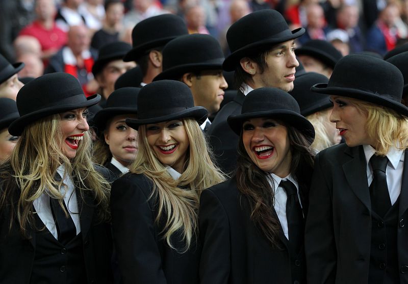 Unas bailarinas con la típica indumentaria inglesa en la ceremonia de apertura de la final de Wembley.