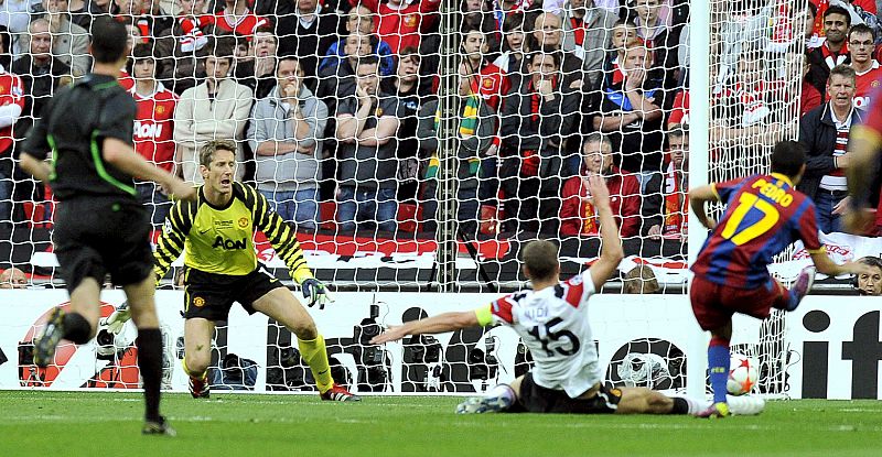 Imagen de cómo Pedro marcó el primer gol, engañando a Van der Sar en el uno contra uno.