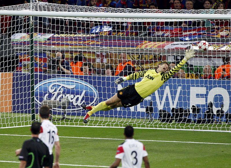 Edwin van der Sar, que no pudo llegar al disparo de Villa, puso este sábado punto y final a su carrera como profesional tras 21 años de carrera.