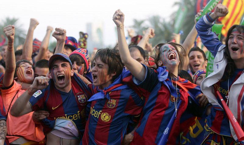 Los aficionados azulgrana, en el centro de Barcelona, celebran en el Arco del Triunfo uno de los goles de su equipo.