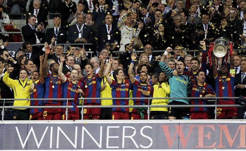 Eric Abidal, ejerciendo de capitán por cortesía de Carles Puyol, levanta el trofeo que acredita al Barça como campeón de Europa.