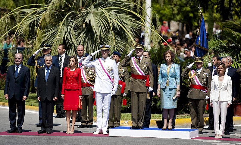 REYES Y PRINCIPES DE ASTURIAS EN EL DÍA DE LAS FUERZAS ARMADAS CON HOMENAJE A BANDERA Y CAÍDOS