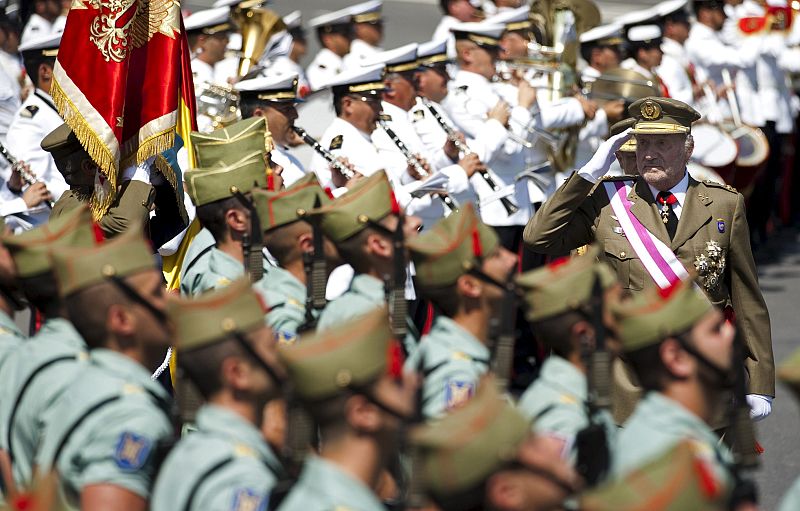 REYES Y PRINCIPES DE ASTURIAS EN EL DÍA DE LAS FUERZAS ARMADAS CON HOMENAJE A BANDERA Y CAÍDOS