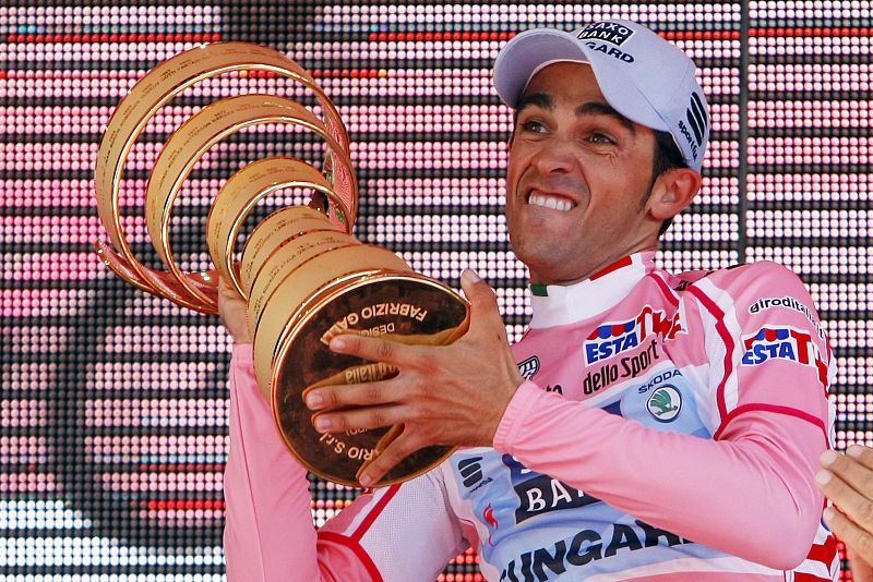 Contador levanta el trofeo de campeón en el podio.n