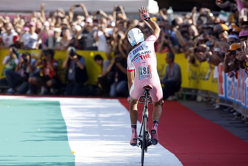 Contador atraviesa la línea de meta de milán y se encamina al podio por la alfombra tricolor.