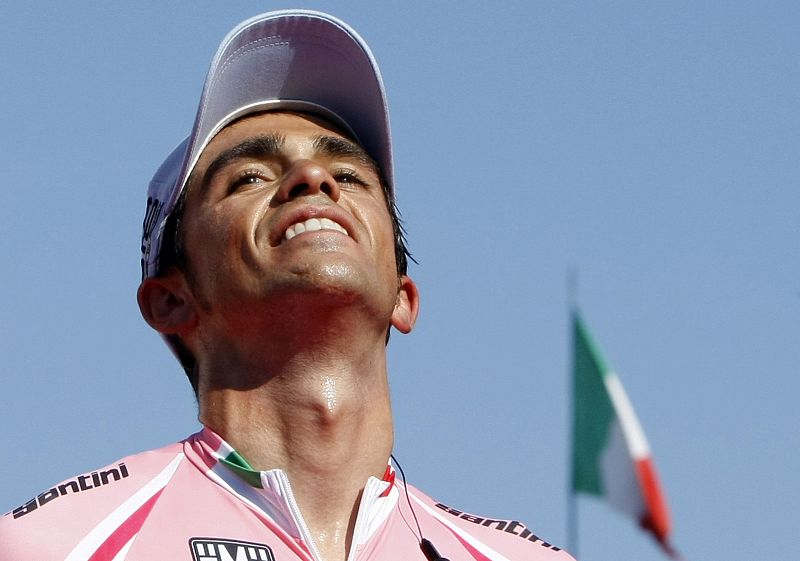 Alberto Contador en lo más alto del podio del Giro.