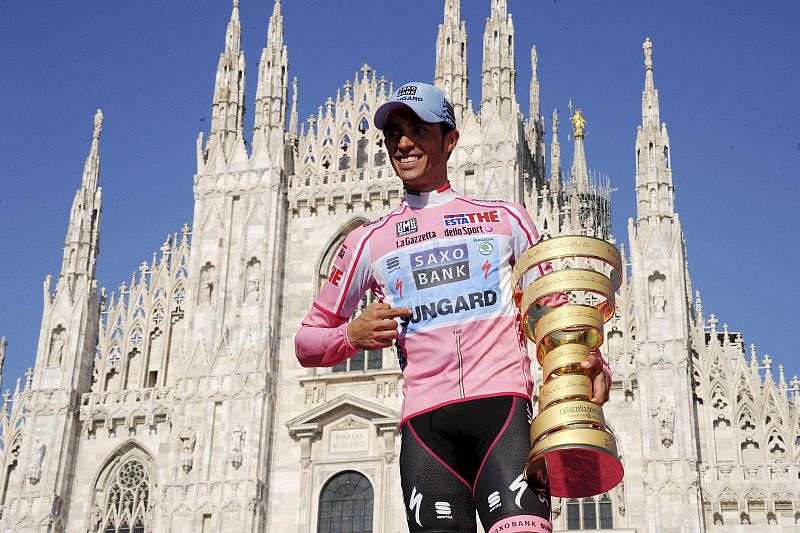 El ciclista español del equipo Saxo Bank celebra en la plaza del Duomo su victoria en la 94ª edición.