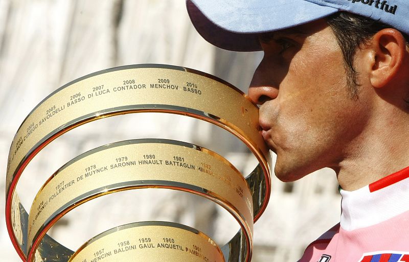 Contador besando el trofeo de la espiral.
