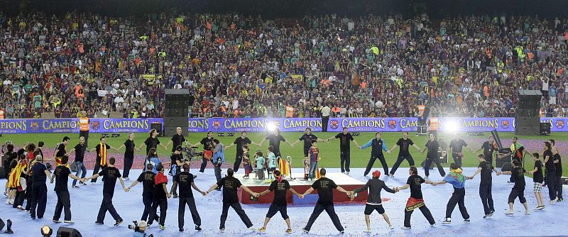 Barcelona's players celebrate with their supporters after winning their Champions League Final against Manchester United at Camp Nou stadium in Barcelona