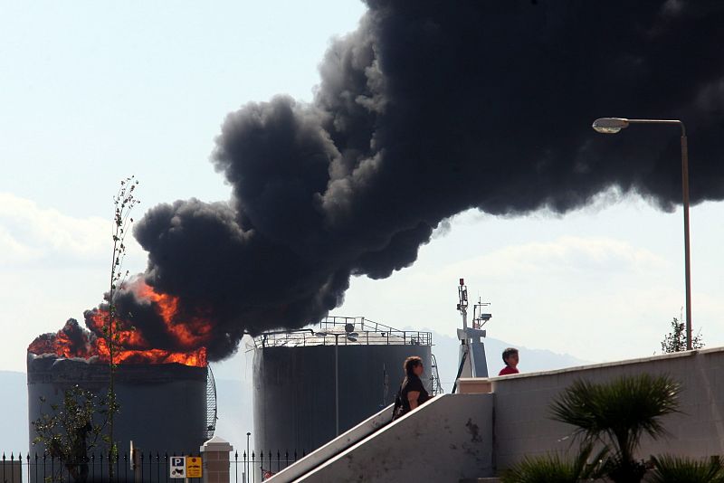 Una explosión en un tanque de combustible en el puerto de Gibraltar ha causado dos heridos, uno con quemaduras graves y otro leve