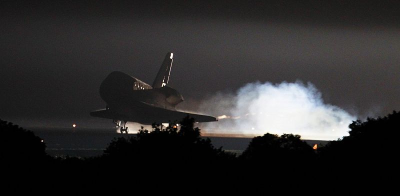 El transbordador Endeavour, con seis tripulantes a bordo, aterriza esta madrugada en el Centro Espacial Kennedy, en Cabo Cañaveral (Florida, Estados Unidos), cuando todavía era noche cerrada