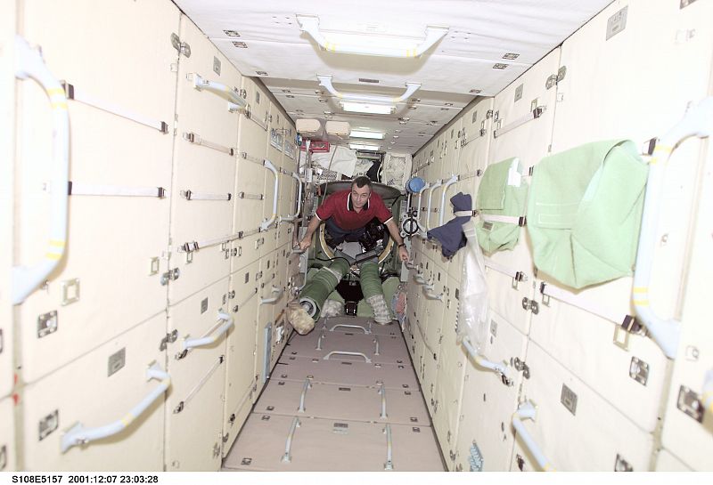 Vladimir N. Dezhurov, miembro de la Epedición 3 a la ISS, en el interior de Zarya en diciembre de 2001