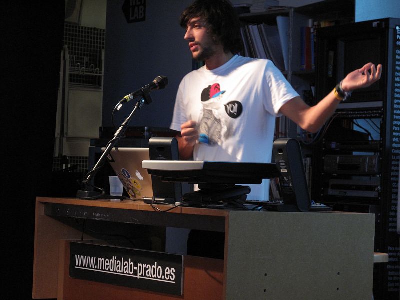 Sergio Álvarez, uno de los organizadores de Abredatos 2011, durante un momento de la presentación del certamen previo a la entrega de premios