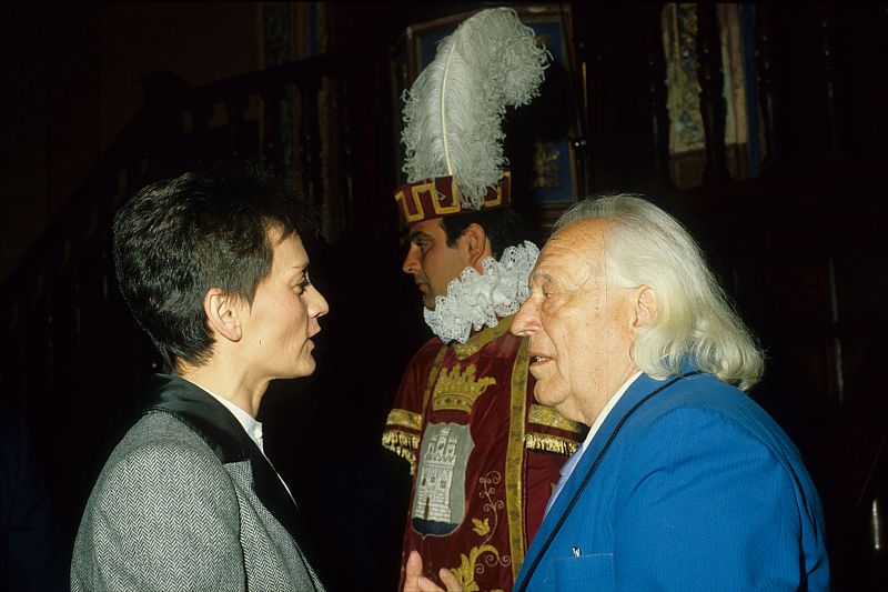 Pilar Miró, conversando con el poeta Rafael Alberti.