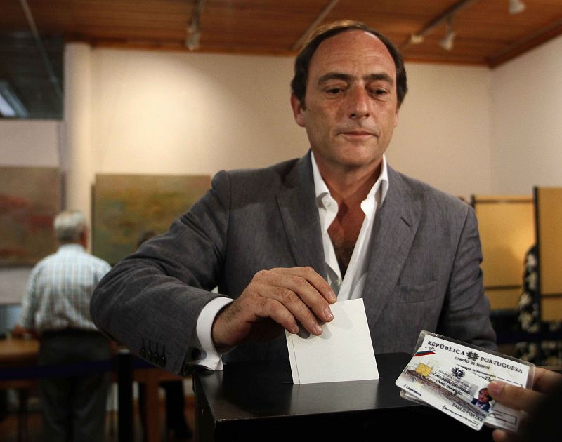 Portugal's Popular Party candidate Paulo Portas casts his vote during the general election