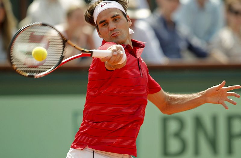 El tenista Roger Federer devuelve la pelota a Rafa Nadal en la final del torneo de Roland Garros en París. El suizo arracó más fuerte.