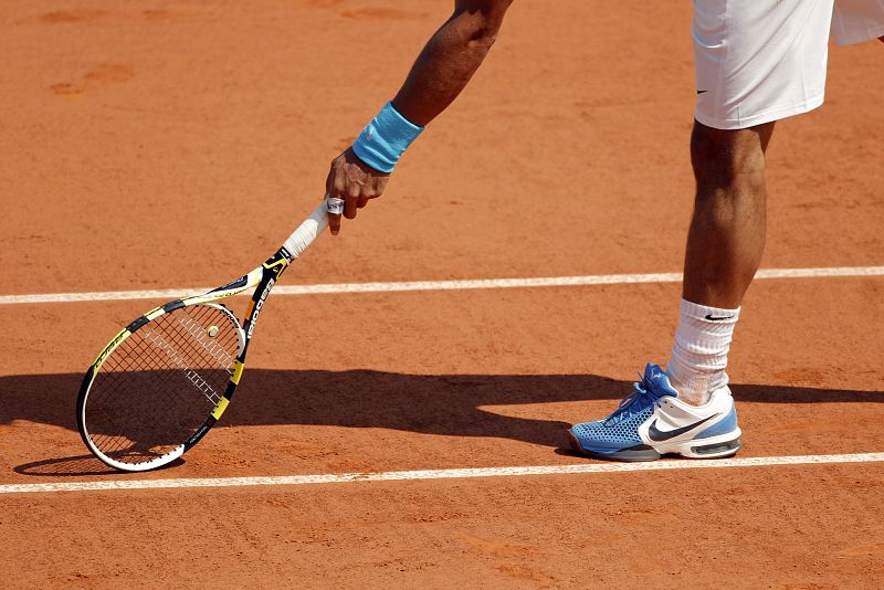 El tenista español Rafael Nadal discute una decisión del juez de línea durante la final del torneo de Roland Garros que disputó contra el suizo Roger Federer en París.