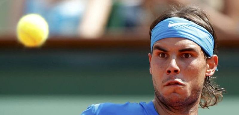 El número 1 del mundo, Rafa Nadal, espera la bola de Roger Federer en la final de Roland Garros 2011.
