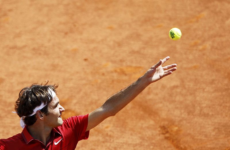 El tenista suizo Roger Federer sirviendo ante Rafa Nadal en la final de Roland Garros 2011.