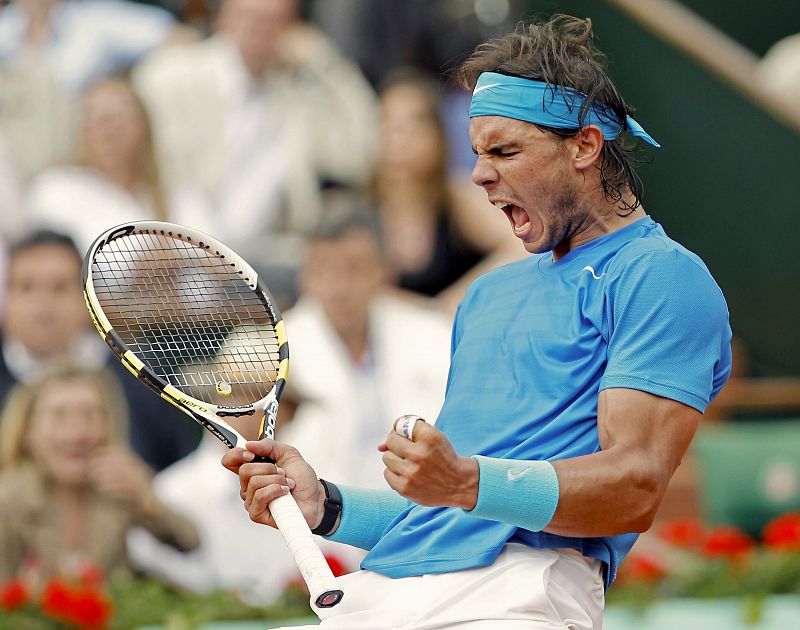 El tenista español Rafael Nadal celebra un punto durante la final del torneo de Roland Garros que disputa contra el suizo Roger Federer en París.