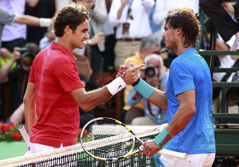 Rafa Nadal saluda a Roger Federer tras ganarle en la final de Roland Garros.